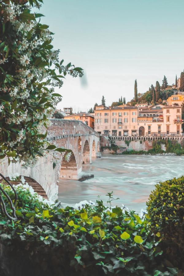 Suite Ponte Pietra Verona Luaran gambar